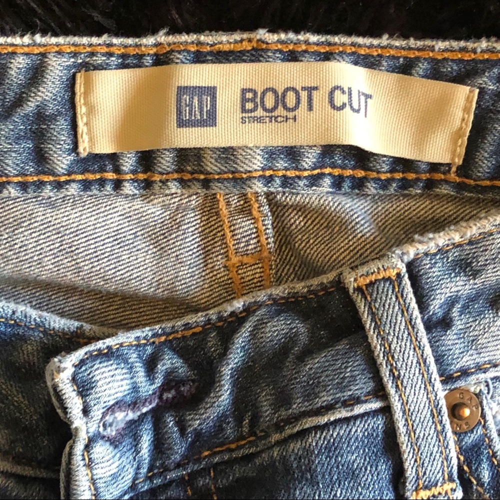 Great fitting Gap boot cut jean size 27